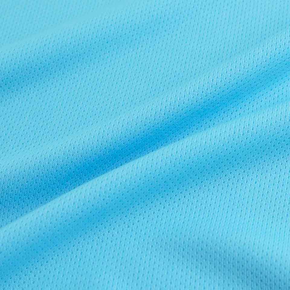 ผ้า ดาวกระจายไมโคร (Micro Star / Star Mesh Polyester) คือผ้าโพลีเอสเตอร์ชนิดไมโครไฟเบอร์ที่มีลักษณะพิเศษเป็นลวดลาย “รูระบายอากาศคล้ายดาวกระจาย” บนพื้นผ้า