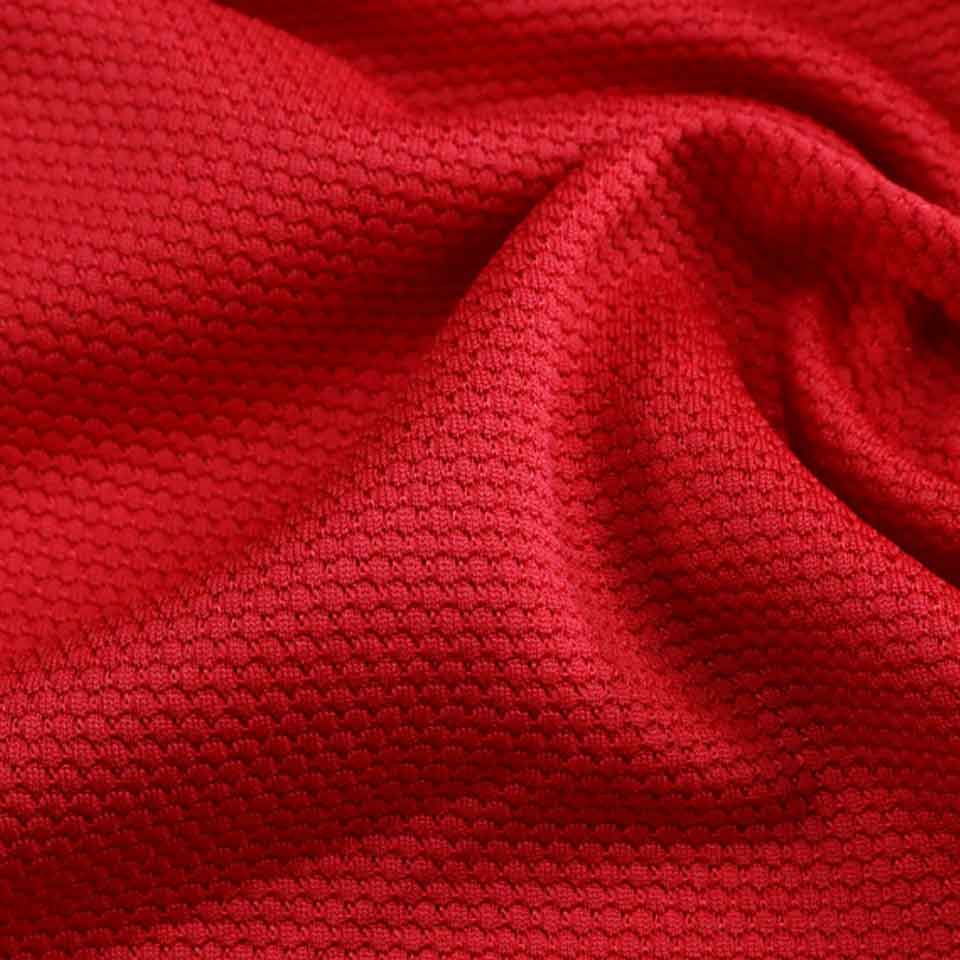 ผ้า ไมโครลายเม็ดข้าวโพด จะมีพื้นผิวที่ไม่เรียบเหมือนผ้าไมโครเรียบ และให้สัมผัสแตกต่างจากผ้าคอตตอน โดยเน้นการใช้งานด้านฟังก์ชัน เช่น การระบายเหงื่อและความแห้งไว