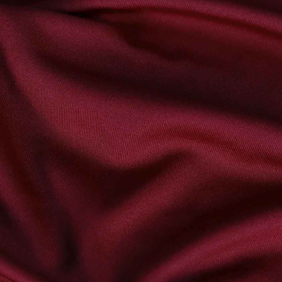 ผ้า ไมโครเรียบ (Micro Polyester Fabric) คือผ้าใยสังเคราะห์ที่ผลิตจากเส้นใยโพลีเอสเตอร์ชนิดพิเศษ (Microfiber) ซึ่งมีเส้นใยขนาดเล็กละเอียด ทำให้เนื้อผ้ามีความเรียบ ลื่น และน้ำหนักเบา